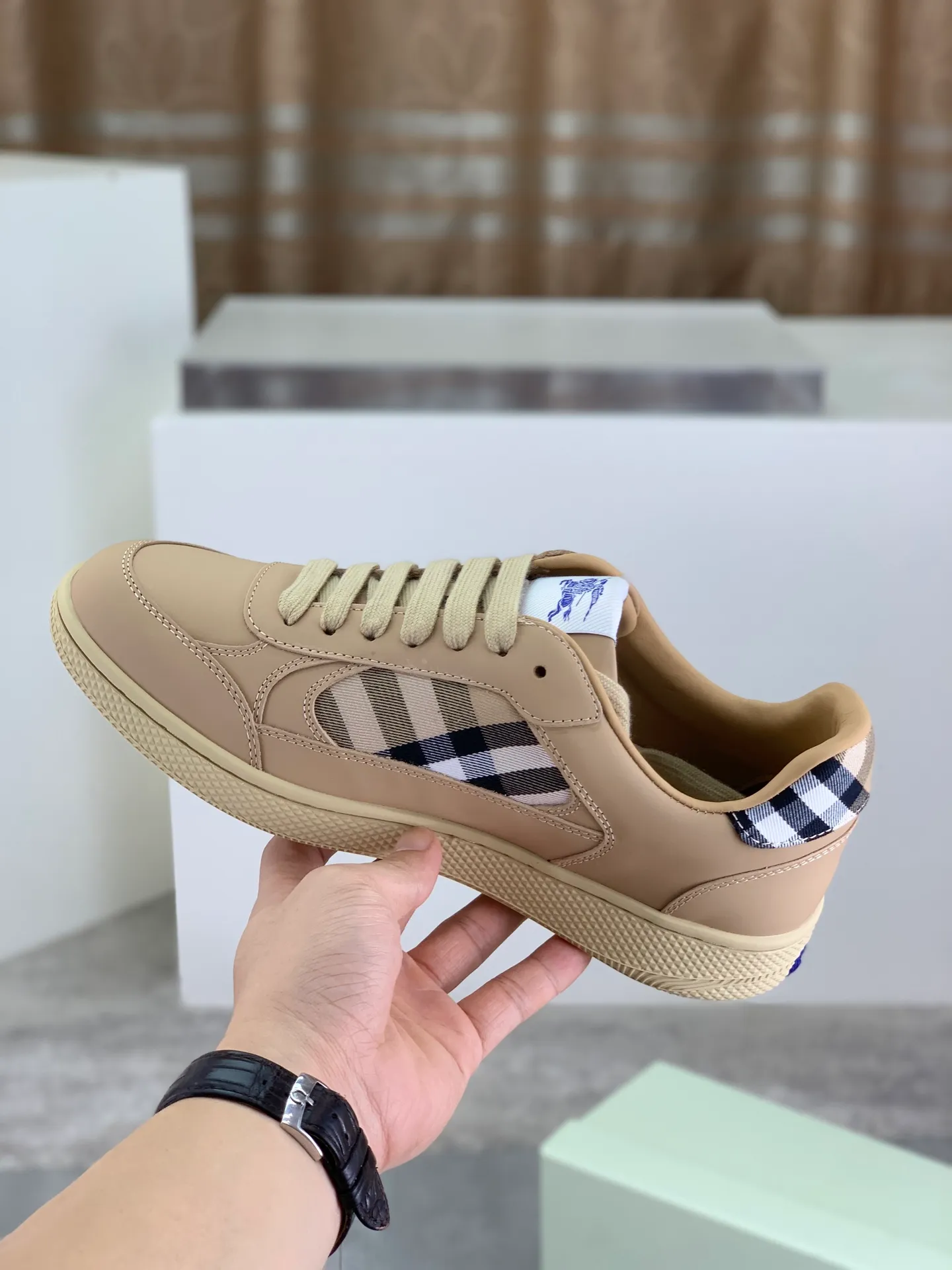 Factory price P640 [BURBERRY] Burberry - High-end quality original order - Upper: imported 🔝 original material - Inner lining: cowhide lining, feet; water-dyed cowhide - Outsole: ultra-light TPR rubber; two-color molded outsole - Super high quality control · Fine workmanship: highlighted (high-end, extravagance, grade) -Size: 39-45 (Male 38 46 can be customized) · Color: Multi-color optional